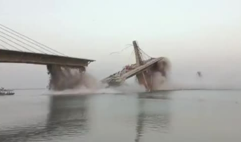 Yapım aşamasındaki köprü çöktü