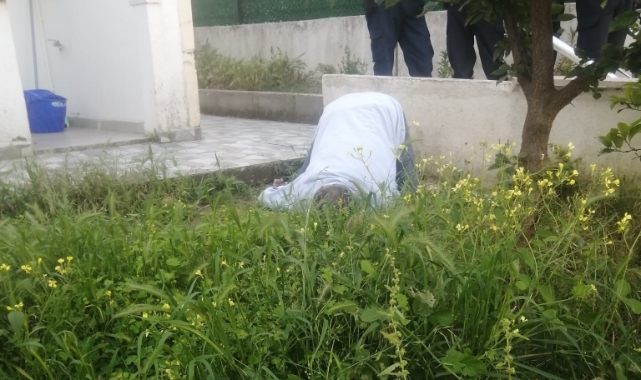 Yaşlı adam apartman bahçesinde ölü bulundu
