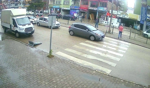 Yayaya yol veren otomobile çarpma anları kameraya yansıdı