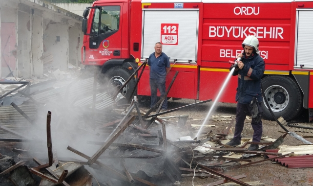 Yıkım esnasında çıkan yangın paniğe neden oldu