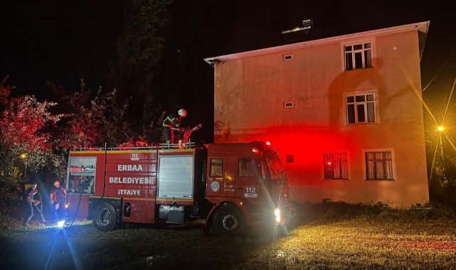 Yıldırım düşen evin çatısı yandı