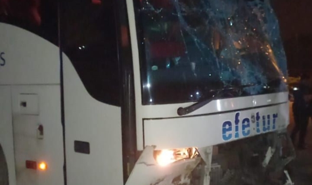 Yolcu otobüsü ile otomobil çarpıştı
