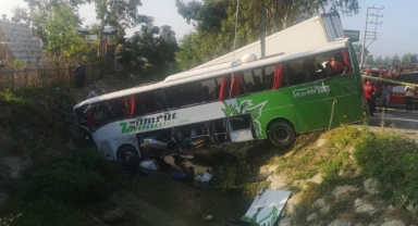 Yolcu otobüsü TIR'a çarptı: 1 ölü, 28 yaralı