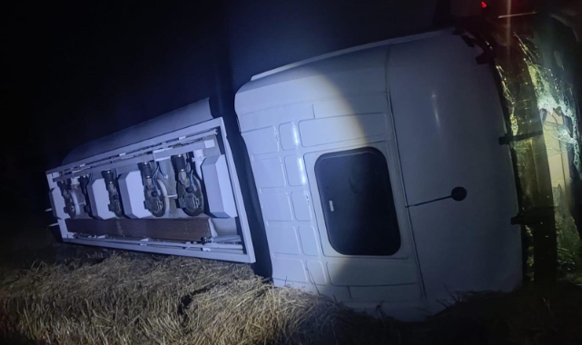 Yoldan çıkan yakıt tankeri devrildi