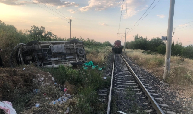 Yük treni ile minibüs çarpıştı: 2 yaralı