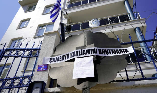 Yunanistan Konsolosluğu önüne çelenk bıraktılar