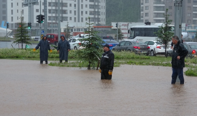 Zonguldak'ta karayolu sular altında kaldı