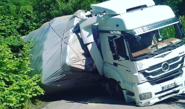 Zonguldak'ta yem yüklü TIR devrildi