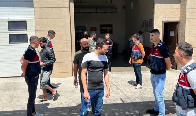 12 düzensiz göçmen sınır dışı edildi
