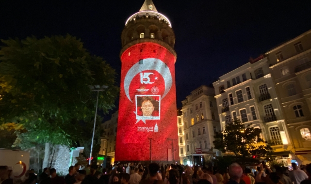 15 Temmuz şehitlerinin fotoğrafı Galata Kulesi'ne yansıtıldı