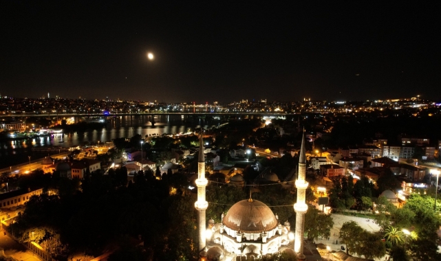 15 Temmuz'un yıl dönümünde camilerden selalar okundu