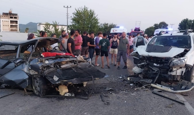 3 araç birbirine girdi Feci şekilde can verdi