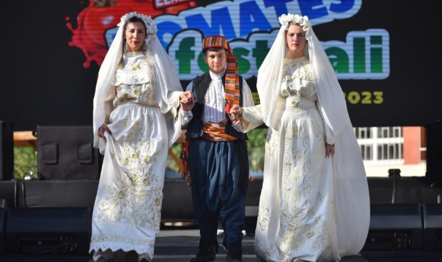 300 yıllık Elmalı gelinliği defileye çıktı