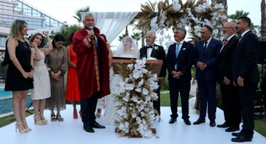 50 yıllık evli çift 50. yılında nikah tazeledi