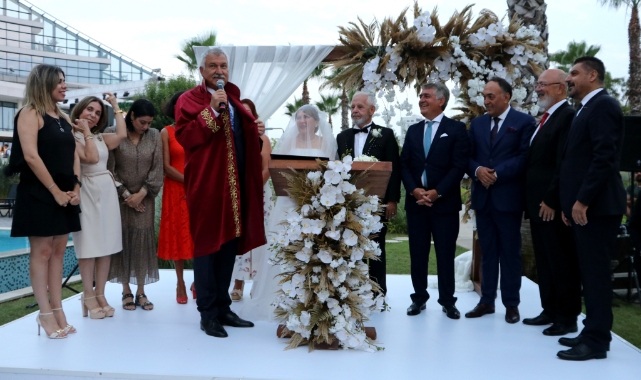 50 yıllık evli çift 50. yılında nikah tazeledi