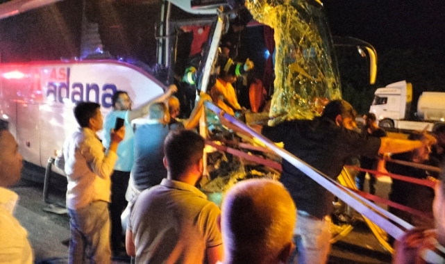 Adana'da biri otobüs 7 araç kazaya karıştı: 16 yaralı
