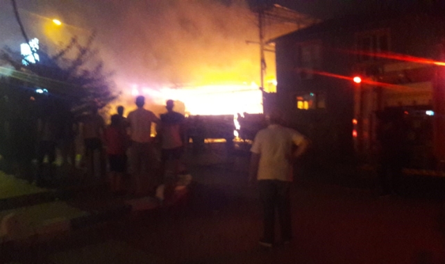 Adana'da oduncu dükkanında yangın