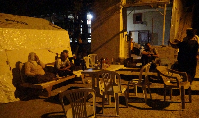 Adanalılar geceyi çadırda geçiriyor