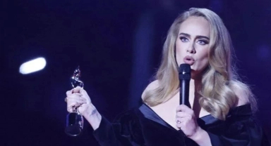 Adele: Sahnedeki sanatçılara bir şey fırlatmayın!