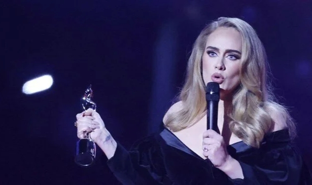 Adele: Sahnedeki sanatçılara bir şey fırlatmayın!