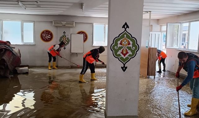 AFAD gönüllüleri sel yaralarını sardı