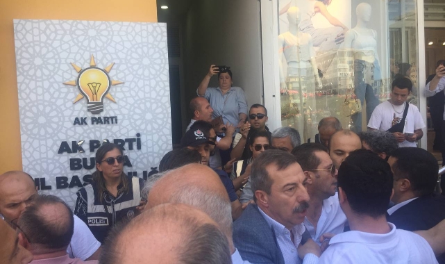 AK Parti Bursa önünde gergin anlar!