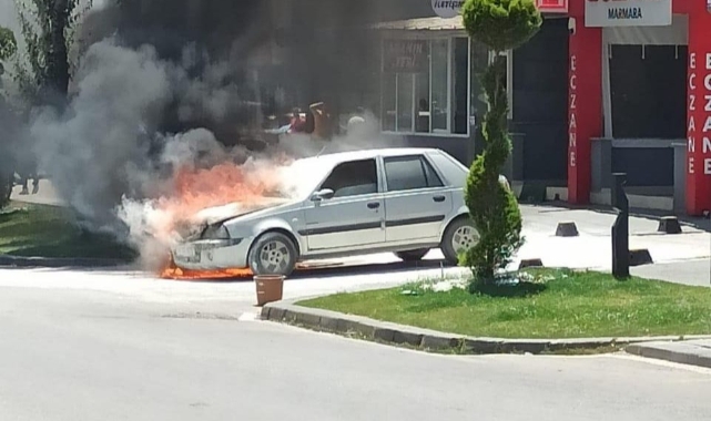 Alev alan otomobilden son anda kurtuldu