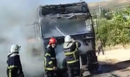Alev alan TIR kullanılamaz hale geldi
