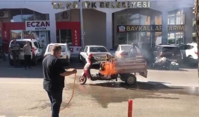 Alev alev yanan motosiklete hortumla müdahale