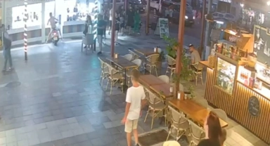 Alkollü turist motosikleti ile kuyumcu dükkanına daldı