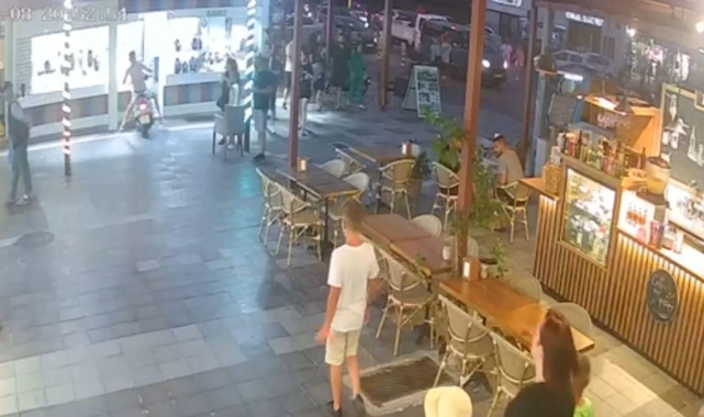 Alkollü turist motosikleti ile kuyumcu dükkanına daldı