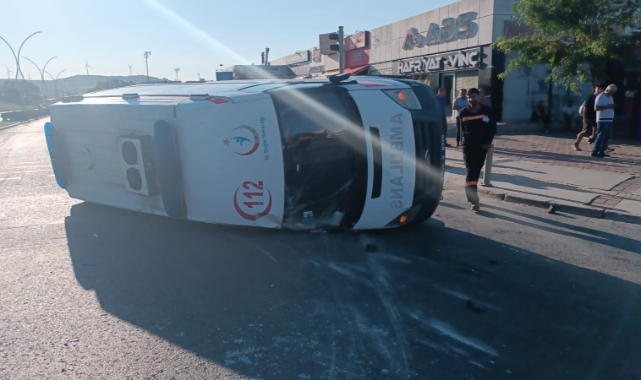 Ambulans ile kamyonet çarpıştı! 3 yaralı