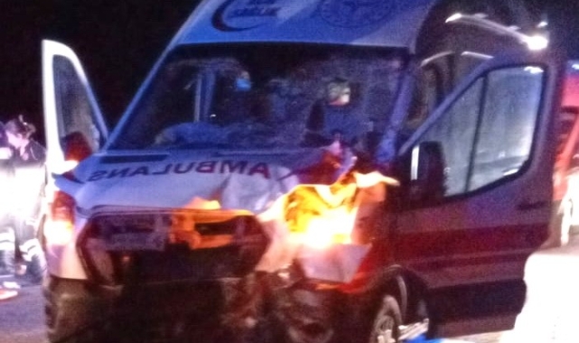 Ambulans traktörle çarpıştı
