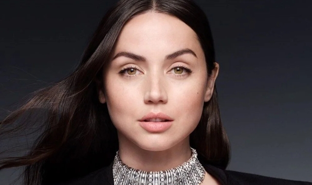 Ana de Armas Fransız moda devi için poz verdi