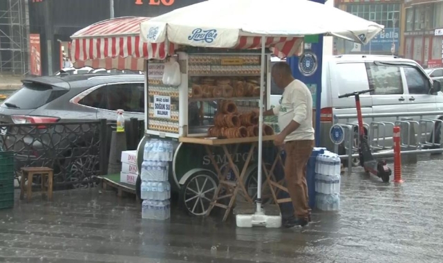 Aniden bastıran şiddetli yağış vatandaşları zor durumda bıraktı