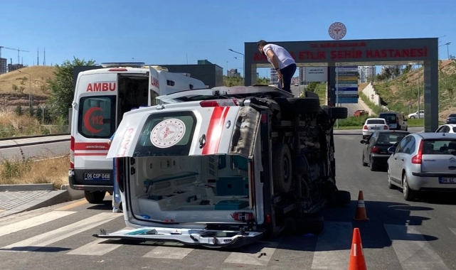 Ankara'da ambulans devrildi: Çok sayıda yaralı var!