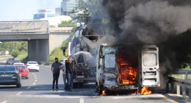 Ankara'da minibüs seyir halinde alev aldı