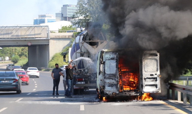 Ankara'da minibüs seyir halinde alev aldı