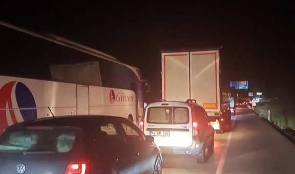 Ankara-İstanbul yolunda araç kuyruğu oluştu