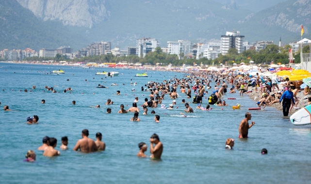 Antalya’da meydan ve caddeler boş kaldı