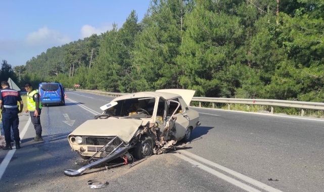 Antalya’da otomobiller çarpıştı: 2 yaralı