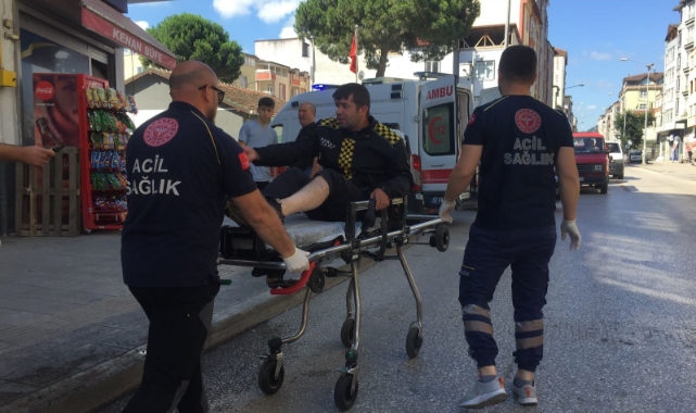 Aracın sıkıştırdığı motosiklet devrildi: 1 yaralı