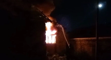 Ardahan’da tek katlı ev alevlere teslim oldu