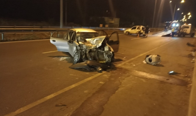 Arıza yapan araca çarpan otomobildeki 5 kişi yaralandı