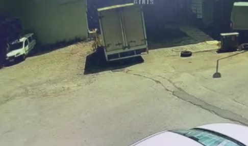 Arkadaşını önce bıçaklayıp sonra tekmeledi