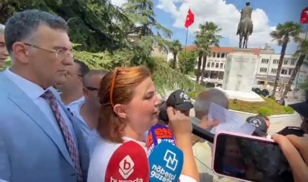 Atatürk Heykeli önünde gergin anlar!