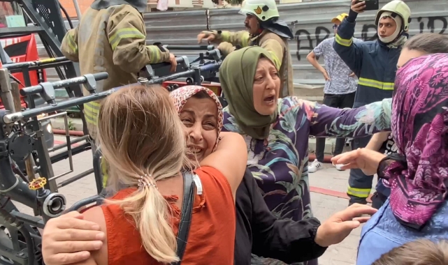 Avcılar'da yangında mahsur kalan 7 kişi kurtarıldı