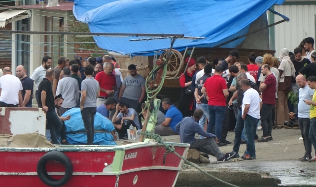 Ayağına bağladığı çapa ile denize atladı