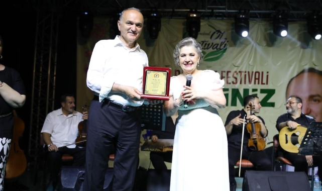 Ayşe Taş’tan müthiş konser
