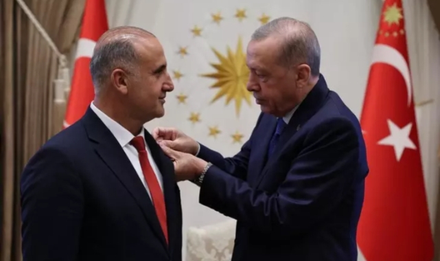 Aytekin Kaya'nın rozetini Cumhurbaşkanı Erdoğan taktı